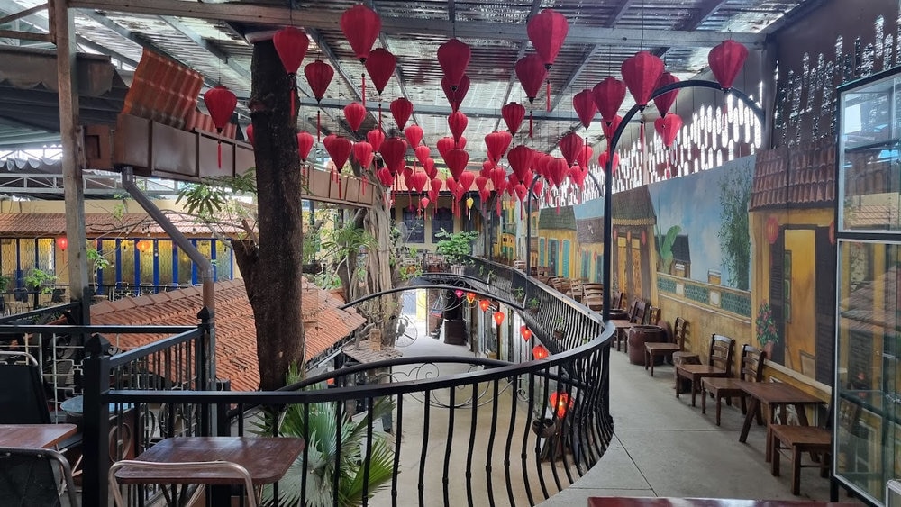 The antique-style cafes in this market offer a nostalgic and cozy ambiance